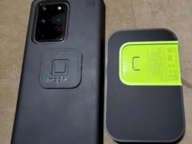 mophie-juice-pack-connect-review:-universal-wireless-charger-and-kickstand